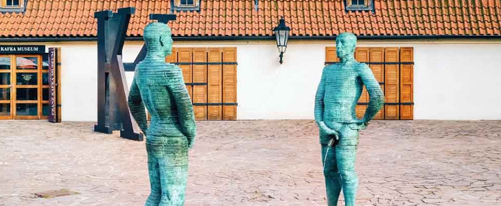 men urinating statue